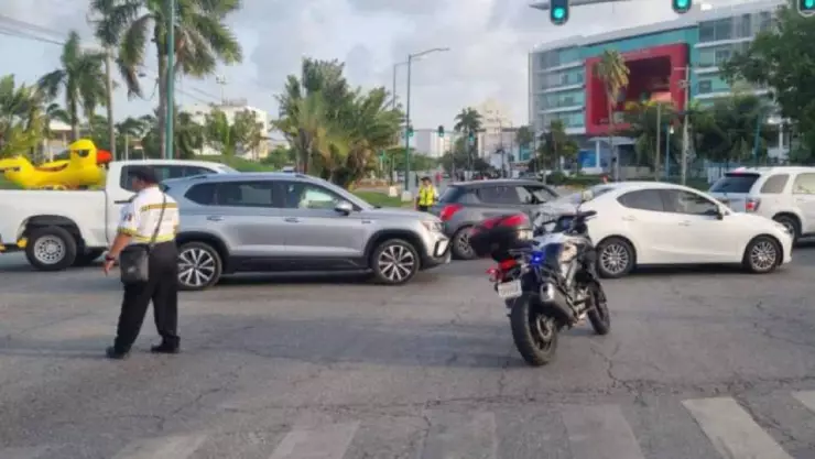 Tráfico por cierres viales en Cancún HOY 1 de octubre.jpg