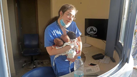 enfermera rescata recién nacidos.jpg