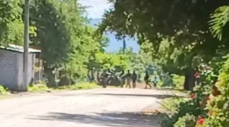 Emergencia por enfrentamientos armados en Apatzingán_ Despliegan al Ejército y la Guardia Nacional t.jpg