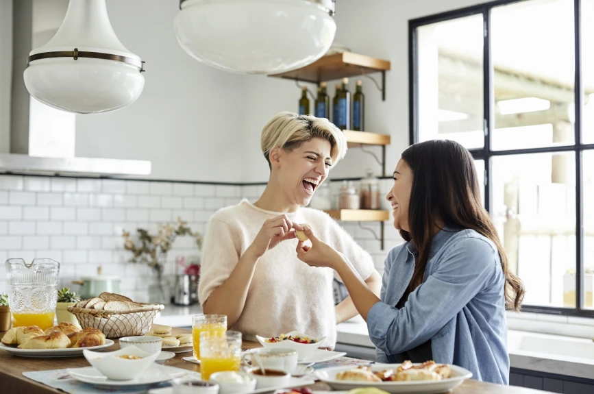 Busca a sus amistades que casi siempre lo o la incitan a la diversión desenfrenada como mejor solución. (Créditos: Morsa Images/Getty Images)