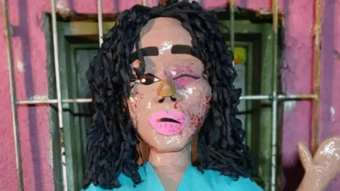 Piñata de Paola Suárez golpeada
