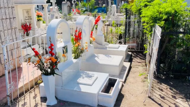 Ahomenses visitan panteón en Día de Muertos