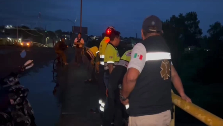 Al parecer se rompió la cuerda que tenía atado al rescatista, por lo que fue arrastrado por la corriente.