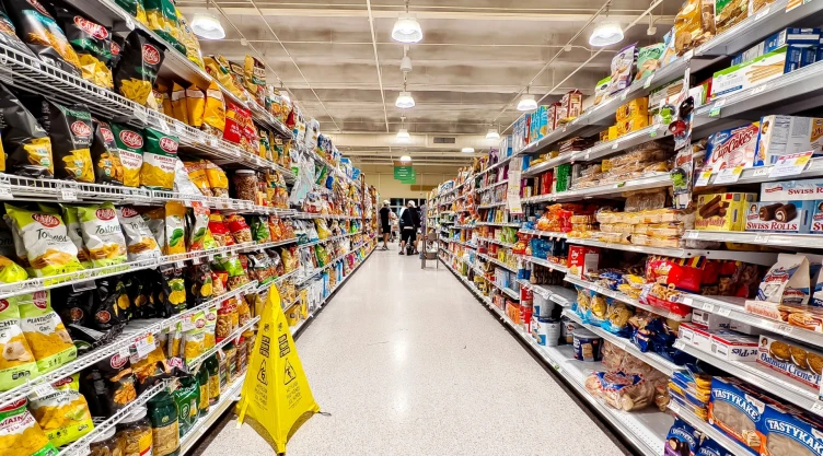 Las góndolas de un supermercados en Florida y los productos a disposición para los clientes