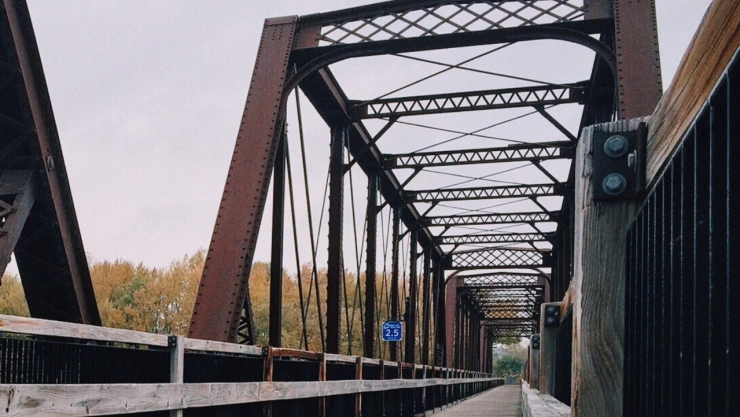 Pareja muere al caer de un puente peatonal en Colombia.