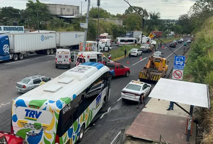 Pipa, tráiler, autobús y vehículos particulares colisionaron en un tramo de alta incidencia en Veracruz