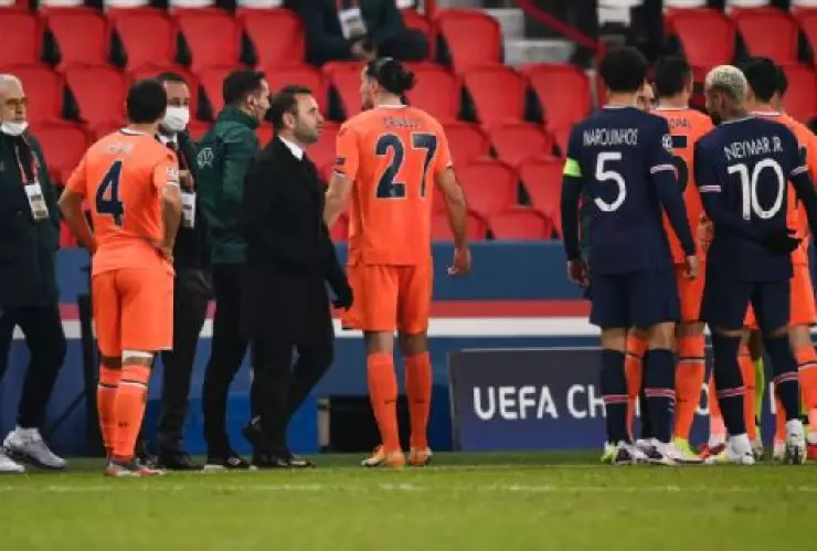 En partido de la Jornada 6 de la UEFA Champions League, el PSG y el Istanbul de Turquía abandonaron el campo por insulto racista del cuarto árbitro hacia miembros del equipo turco.