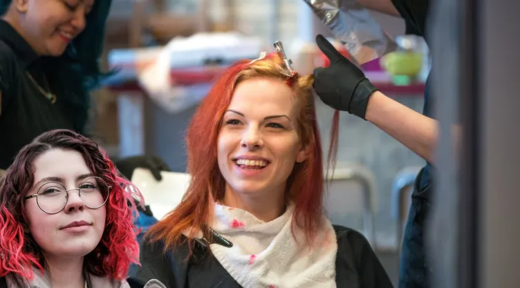7 tips caseros para cuidar el pelo teñido de rojo o naranja y mantener su color vibrante