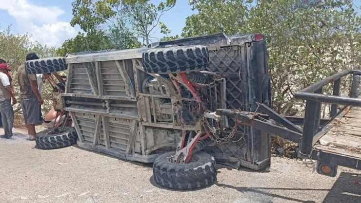 Iba manejando por la carretera Moctezuma - El Cuyo y una falla mecánica lo hizo VOLCAR, hoy descansa en paz y otros 3 terminaron heridos