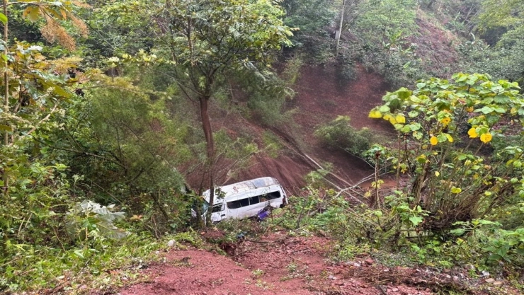 volcadura combi carretera