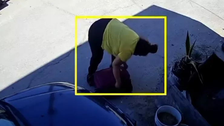 MUJER METE NIÑO A MALETA