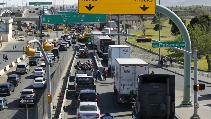 Autos y camiones avanzan lentamente en filas hacia México procedentes de Estados Unidos en el cruce fronterizo de El Paso, Texas. Imagen, AP.