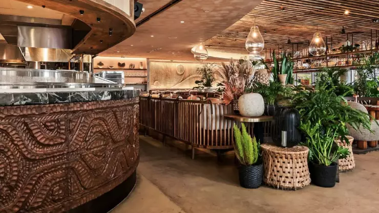 Las mesas y sal&oacute;n principal del restaurante de Miami, Florida