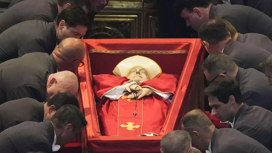 El cuerpo del papa Francisco en la basílica de San Pedro en el Vaticano.