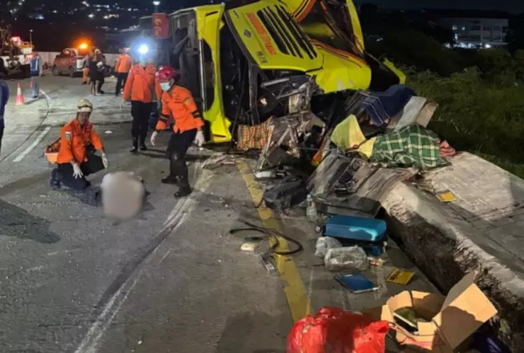 Choque de autobús deja 16 muertos y 18 heridos Indonesia; la unidad quedó volcada