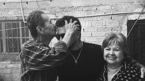 Christian Nodal y sus abuelos