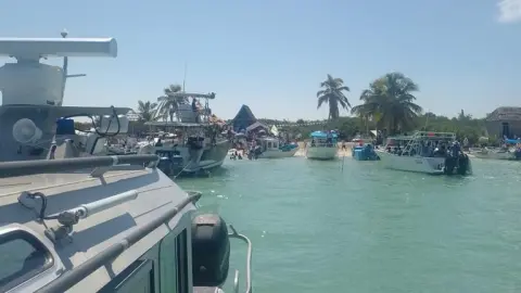Rescatan embarcación en Isla Contoy