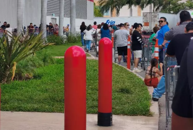 Reportan largas FILAS en tiendas de Mérida por compras navideñas