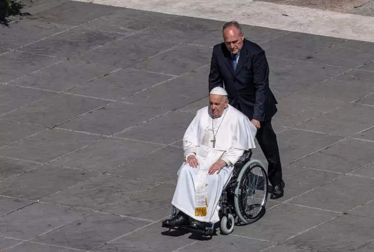 El Papa Francisco le contó a un amigo que cuando fue hospitalizado el mes pasado, pudo haber muerto, le dijo que estaba inconsciente cuando fue trasladado