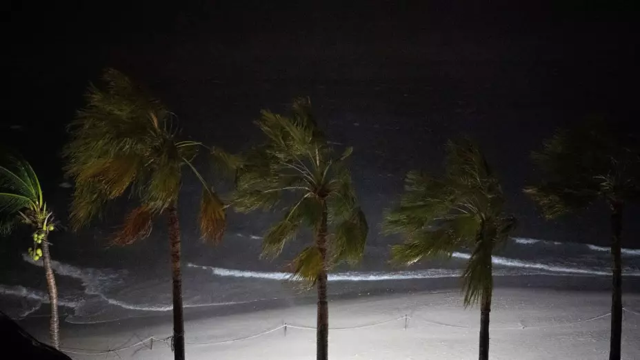 “Lidia” se relaja y desciende a huracán categoría 2, ¿por dónde continuará su trayectoria?