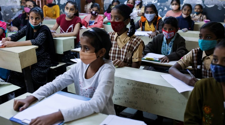 Ómicron escuelas abiertas