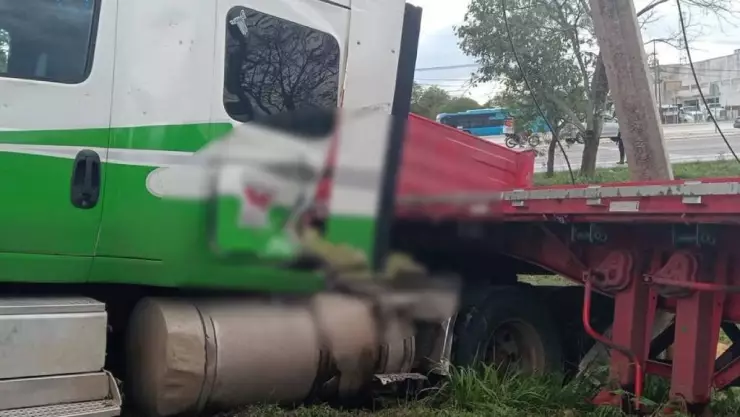 Tráiler choca y queda atascado en la Mérida-Campeche; esto pasó