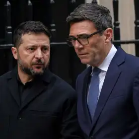 Volodymyr Zelenskyy, presidente de Ucrania, y el premier de RU, Andy Burnham, en Londres.
