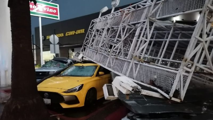 Espectacular cae en plaza Las Palmas