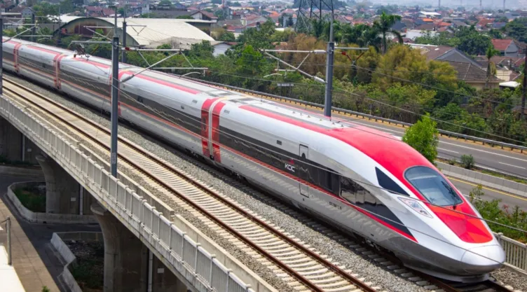 Imagen del tren de alta velocidad de Indonesia.
