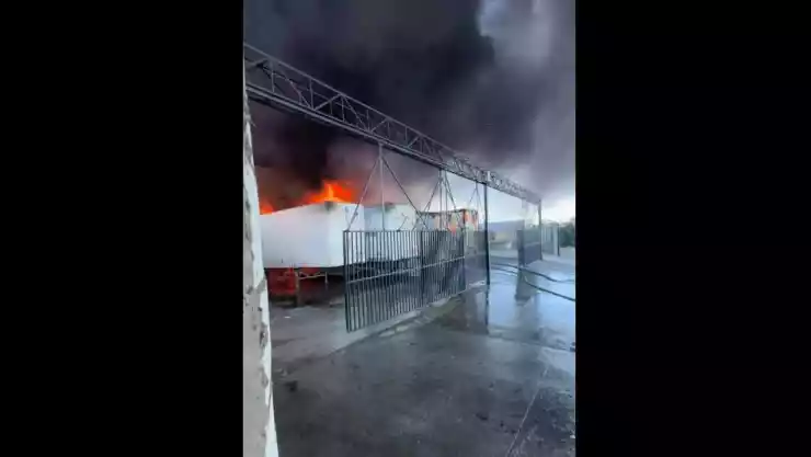 Alerta en la frontera_ Explosiones y denso humo por incendio de fábrica de plásticos.jpg