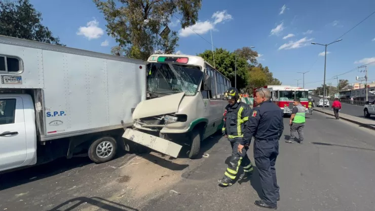 CDMX: Microbús se estrella contra un camión de carga en la Gustavo A. Madero