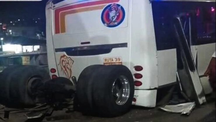 Autobús de pasajeros perdió eje trasero mientras circulaba en puente de Chimalhuacán
