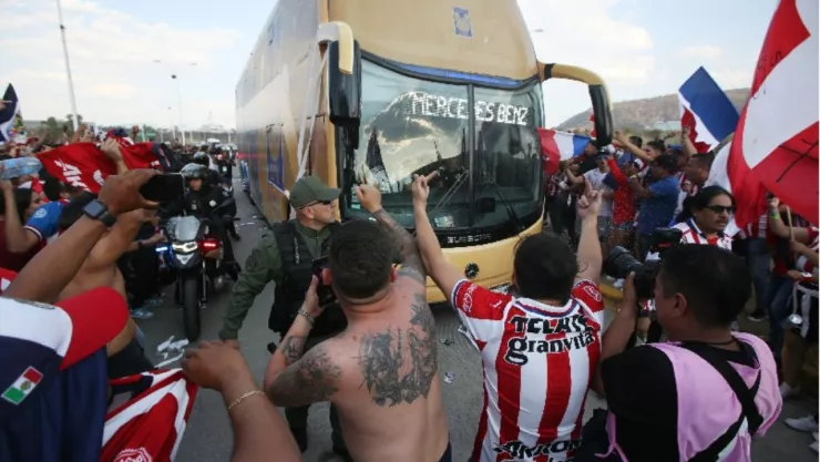 Camión Tigres apedreado
