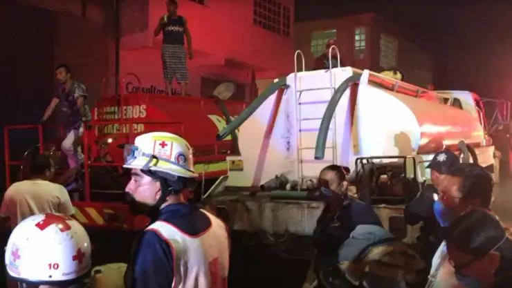 Incendio en bodega de desechos en Coacalco.