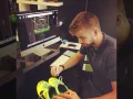 Pique firmando tenis.jpg