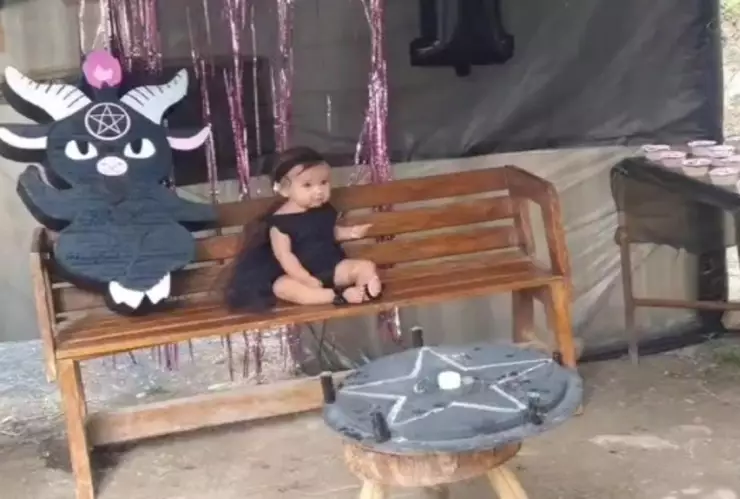 Madre hace fiesta temática diablo viral.jpe