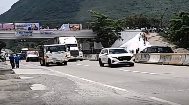 Bloqueo en Autopista del Sol y carretera federal México-Acapulco por violencia en Sierra de Guerrero. En la imagen se observa una fila kilométrica donde los aitomovilistas y transportistas son afectados por el bloqueo masivo urgente.