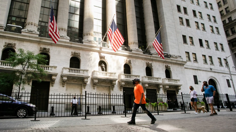 Peatón frente a Bolsa de Valores de Nueva York