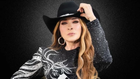 VIDEO: Exhiben a joven jugando con su celular en pleno concierto de Yuri