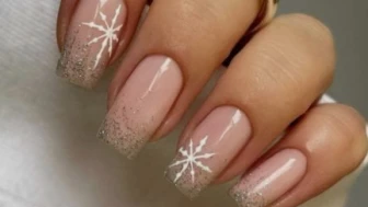 10 ideas de uñas copo de nieve para presumir en Navidad