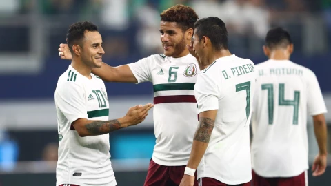 Luis Montes, mediocampistas de M&eacute;xico, celebra la anotaci&oacute;n de un gol con Jonathan Dos Santos y Orbel&iacute;n Pineda contra Ecuador en el estadio AT&T. Imagen: Reuters