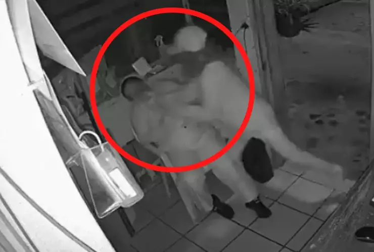 VIDEO ¡Brutal! Mujer despierta a martillazos a una guardia dormida