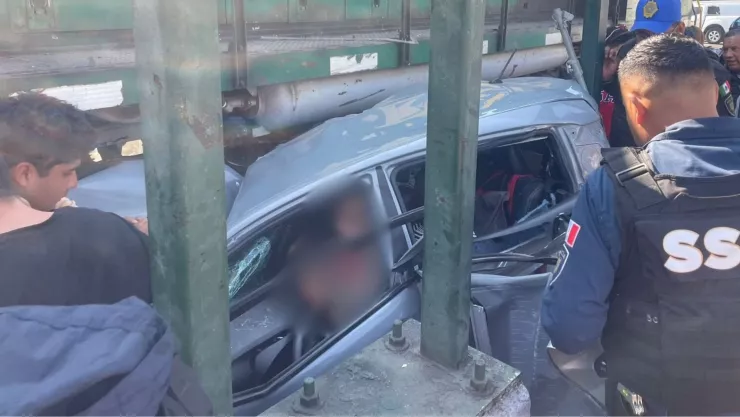 Revelan imágenes impactantes del hombre que quedó prensado tras intentar ganarle el paso al tren en CDMX
