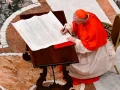 Lectura del rógito en el cierre del féretro del Papa Francisco.