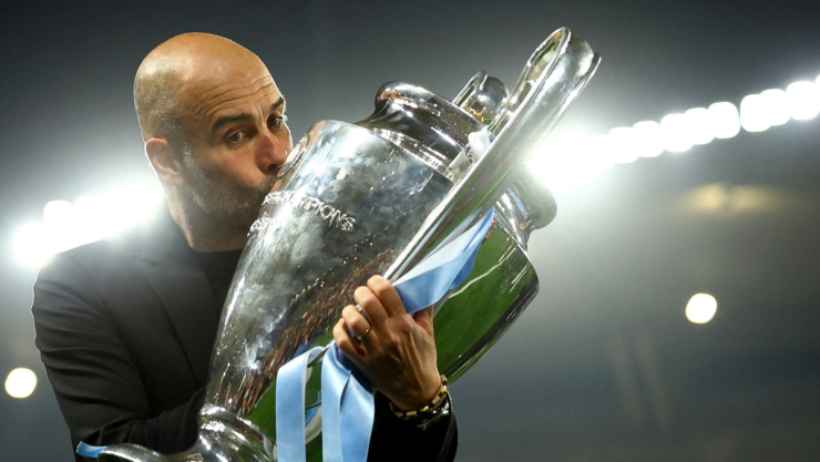 Pep Guardiola besando la Orejona