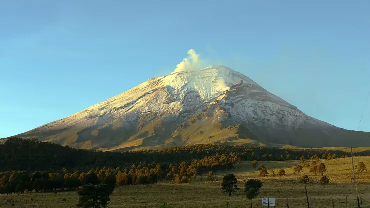 Volcán Popocatépetl emite 49 exhalaciones con ligeras cenizas