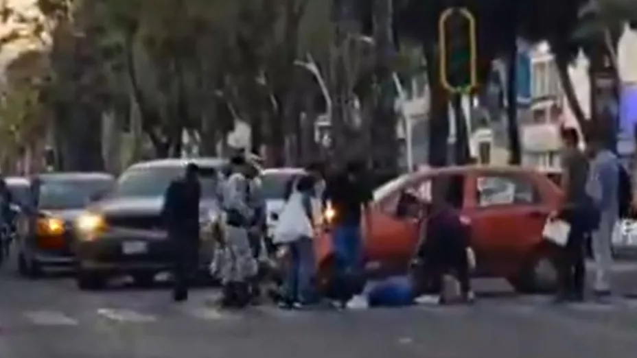 Así fueron atropellados 2 ciclistas sobre la avenida Juárez en Puebla hoy; genera caos y cierre vial