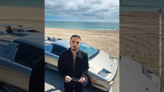 Rauw en la playa.jpg