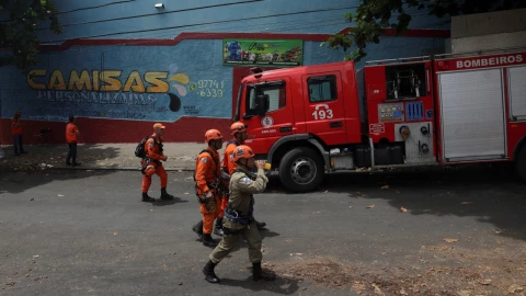 Un incendio devoró una fábrica de ropa en Río de Janeiro, Brasil.