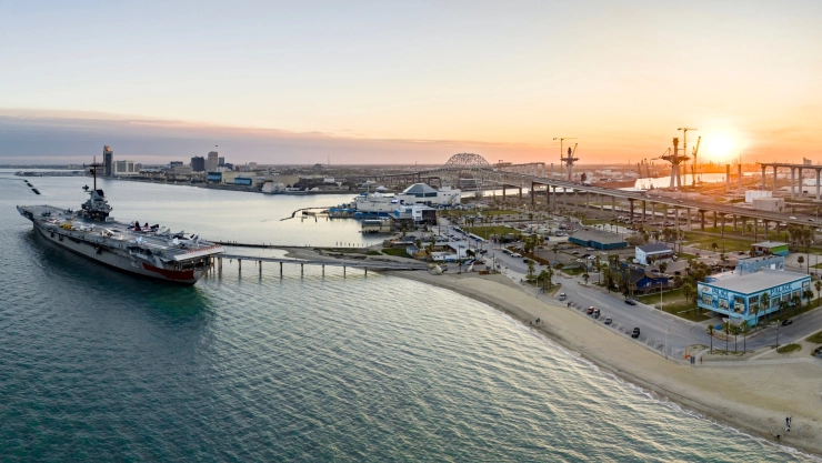 una vista de la costa de Corpus Christi junto a su puerto